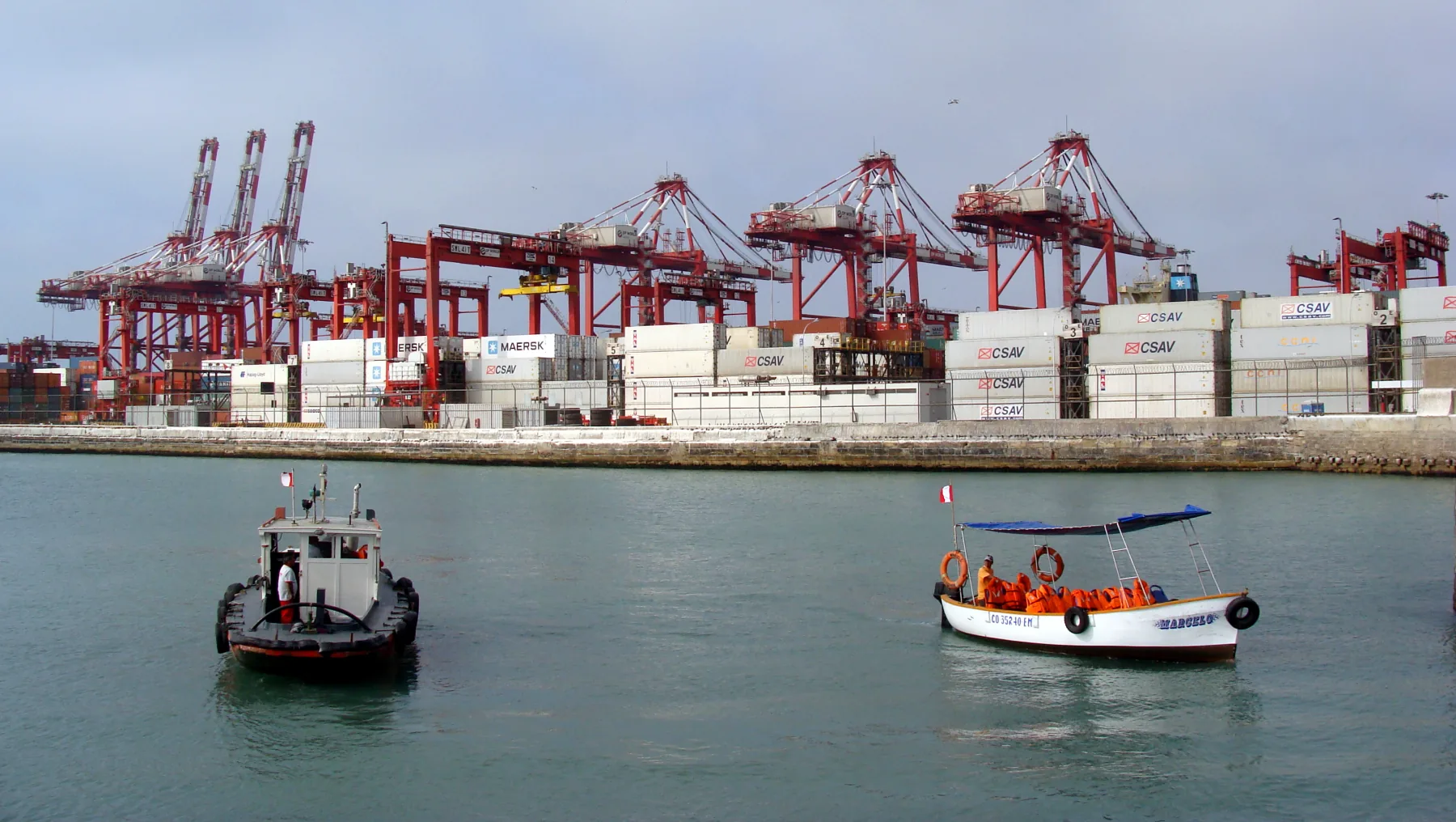 Containerkranen en twee kleine boten in de haven van Callao, gefotografeerd in 2013.