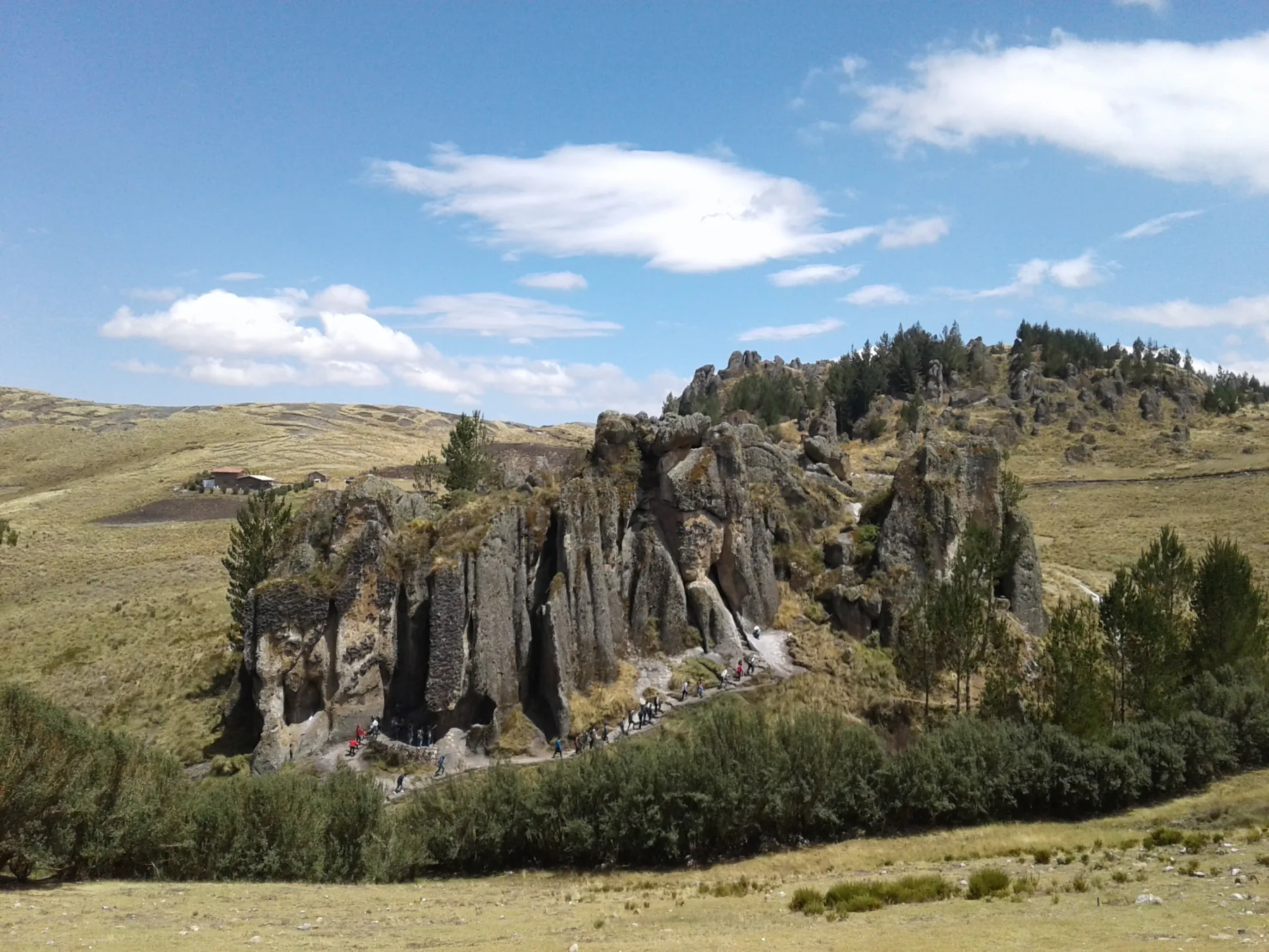 Rotsformaties bij Cumbemayo in de regio Cajamarca, met kleine bezoekers op het pad.